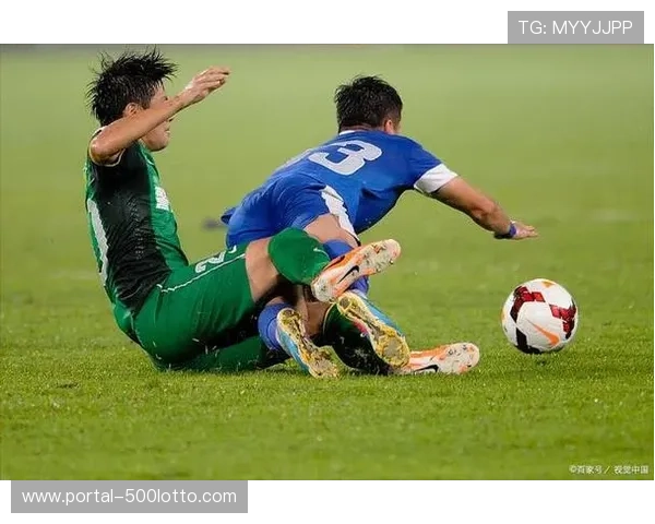 球员因轻微接触倒地现象受关注，裁判被提醒注意角球阻碍行为